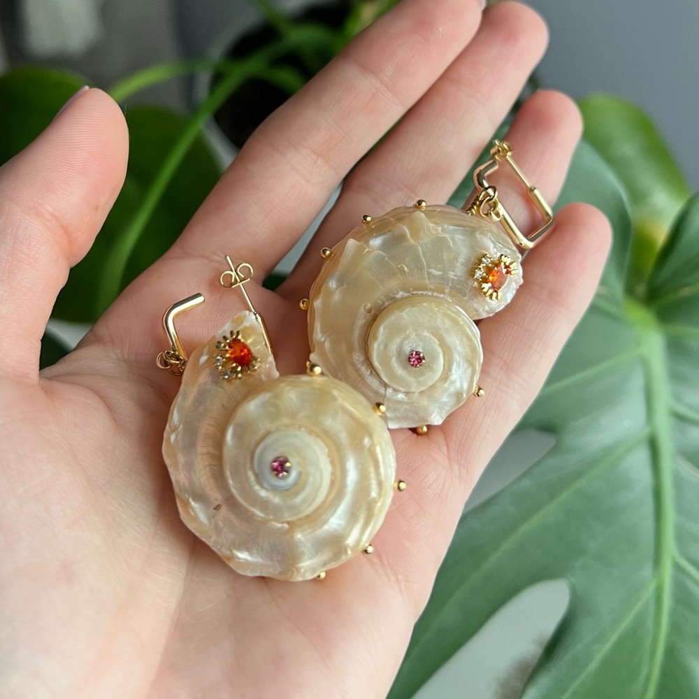 NWT| Natural Shell Earrings with rhinestone| Hoop Earrings
A1 - Picture 3 of 7